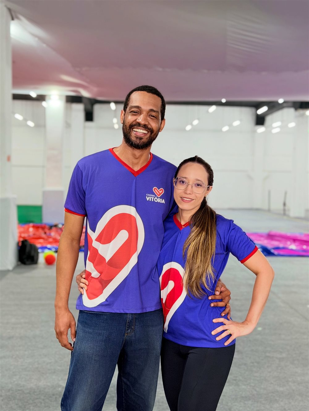 Professores do Colégio Vitória com a camisa da escola